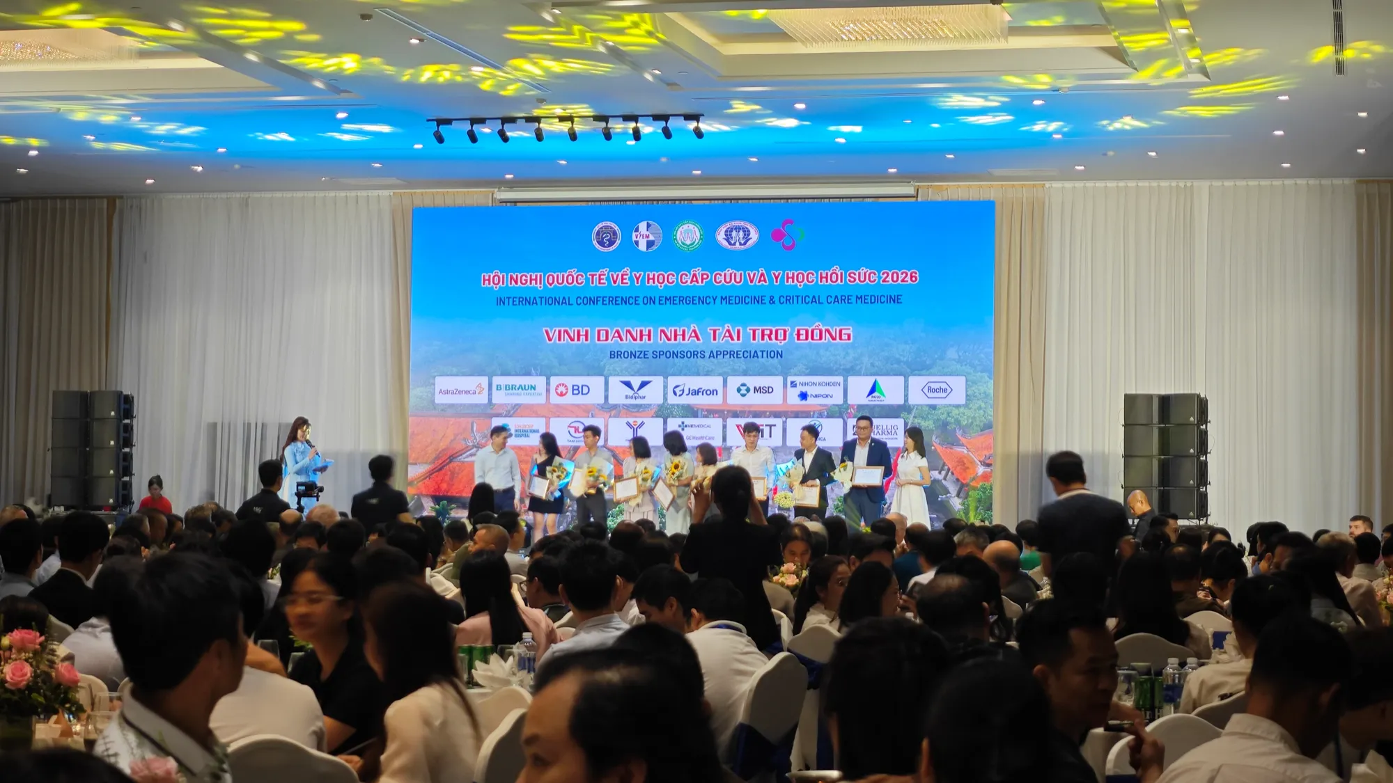 Các đại biểu tại phiên khai mạc hội nghị